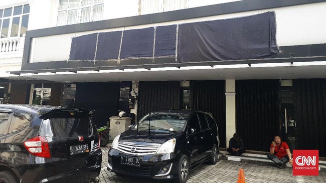 Kain hitam selubungi papan nama yang terpasang di gedung kantor DPP HTI di Jakarta Selatan, sehari setelah pemerintah bubarkan ormas ini.