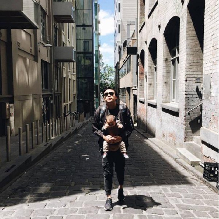 <p>Lihat apaan tuh baby Sekala? Suami dari Ayudia Bing Slamet ini kece abis ya Bun saat menggendong Sekala. (Foto: Instagram @dittopercussion)</p>