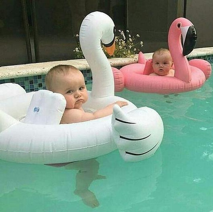 Ayo tebak Bun, si kecil kenapa ya cemberut? Padahal lagi berenang. (Foto: Instagram/@baby)