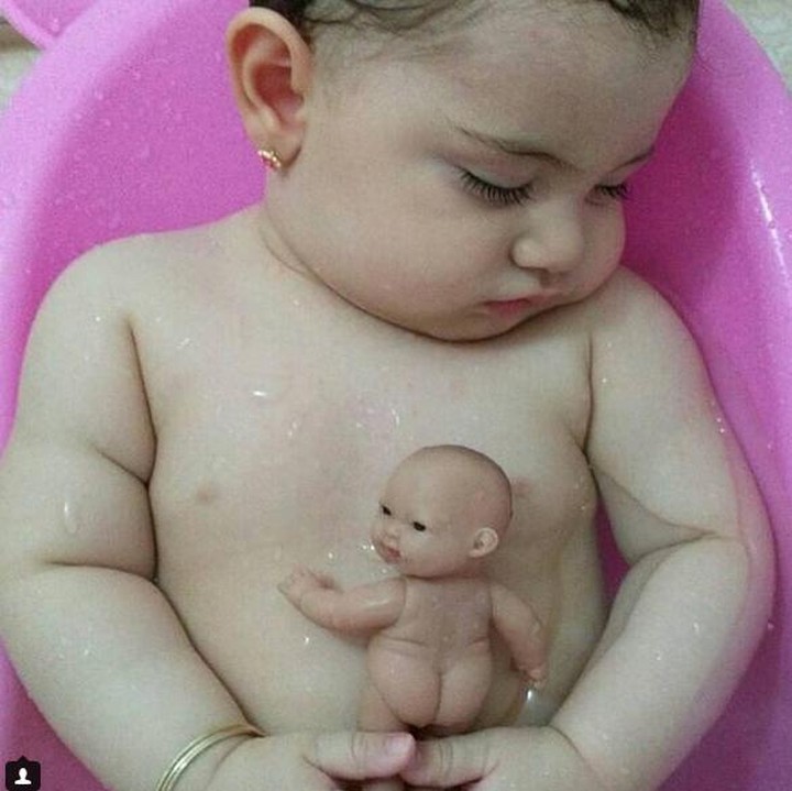Tertidur di bak sambil memegang bonekanya, pose si kecil yang satu ini kelihatan elegan dan 'keibuan' banget nggak sih Bun? (Foto: Instagram/ @diana_njf via @baby)