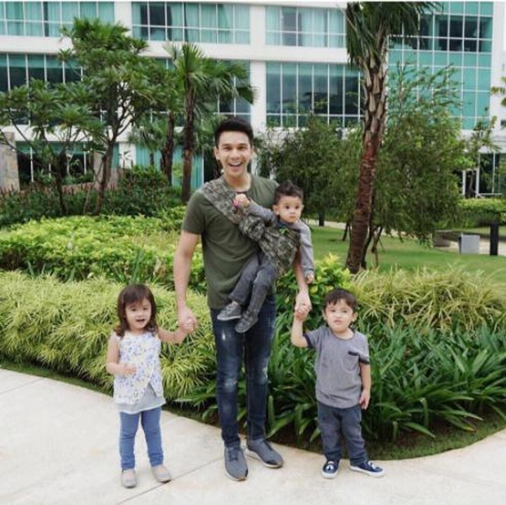 <p>Ini dia keseruan Jonathan Frizzy alias Ijonk waktu kumpul bersama anaknya. Sambil menuntun anak kembarnya, Ijonk juga menggendong si bungsu. (Foto: Instagram @ijonkfrizzy)  </p>