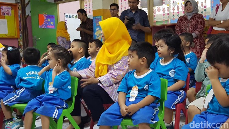 Ketika anak akrab dengan Doraemon, jangan sampai melupakan Malin Kundang ya.