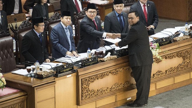 PDIP dan Hanura menyebut PAN secara materil telah keluar dari koalisi partai pendukung pemerintah karena walk out dari paripurna UU Pemilu.