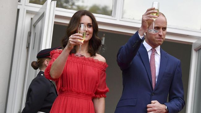 Dalam kunjungan resmi kerajaan Inggris, Kate Middleton tak akan pernah terlihat memakai cat kuku atau kuteks warna-warni. 