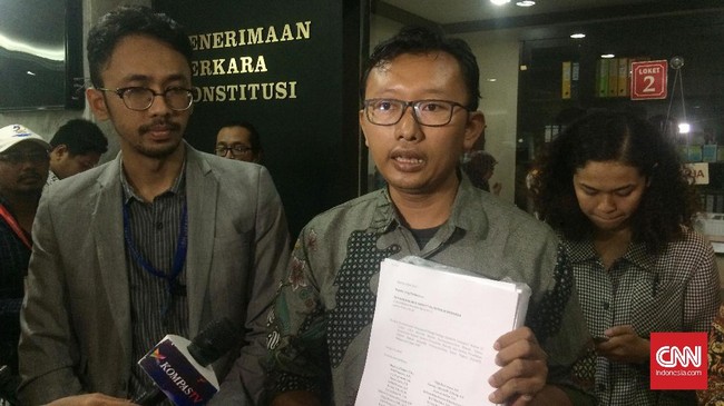 YLBHI menilai polisi diskriminatif karena beda sikap menangani kasus grup WA STM saat demonstrasi dan buzzer seperti Denny Siregar soal ambulans DKI.