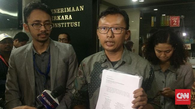 YLBHI Respons MK: Pemerintah-DPR Terbukti Langgar Konstitusi YLBHI menyatakan putusan Mahkamah Konstitusi merupakan cermin penegasan bahwa pemerintah dan DPR melanggar konstitusi dan prinsip pembuatan undang-undang.