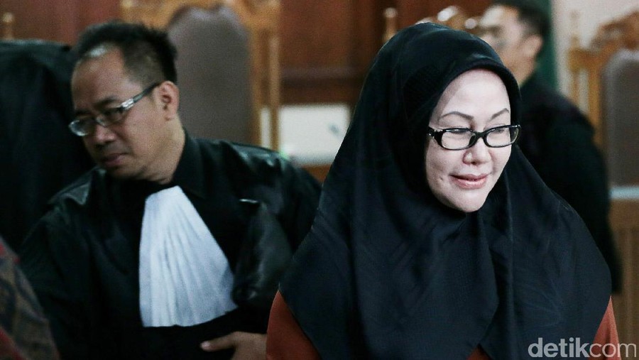 Mantan Gubernur Banten Ratu Atut Chosiyah jalani sidang putusan perkara pengadaan alat kesehatan (alkes). Majelis hakim menjatuhkan vonis 5 tahun penjara.