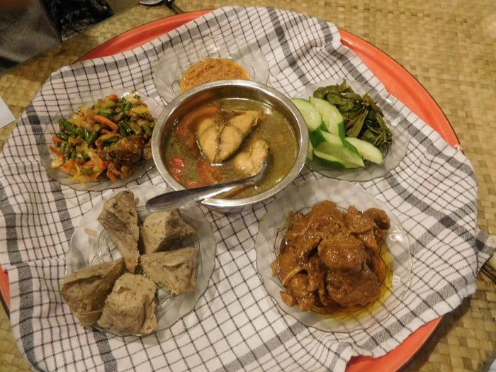 Makan bedulang  di Rumah Makan Timpo Duluk, Belitung