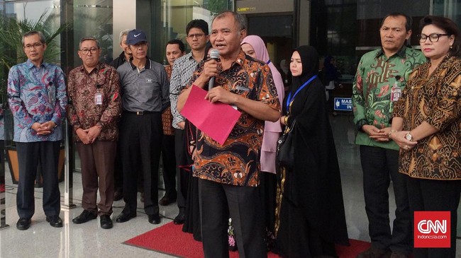 Novel Baswedan mengaku baru mengetahui penyidik Polda Metro yang menangani kasus penyiraman air keras terhadap dirinya adalah orang baru.