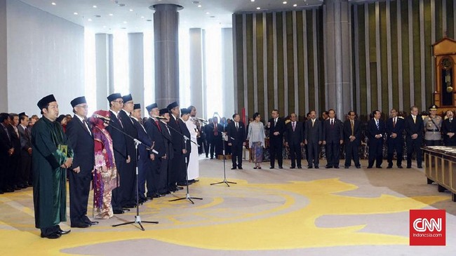 Jabatan orang nomor satu di lembaga wasit industri jasa keuangan resmi beralih dari tangan Muliaman D Hadad ke tangan Wimboh Santoso.