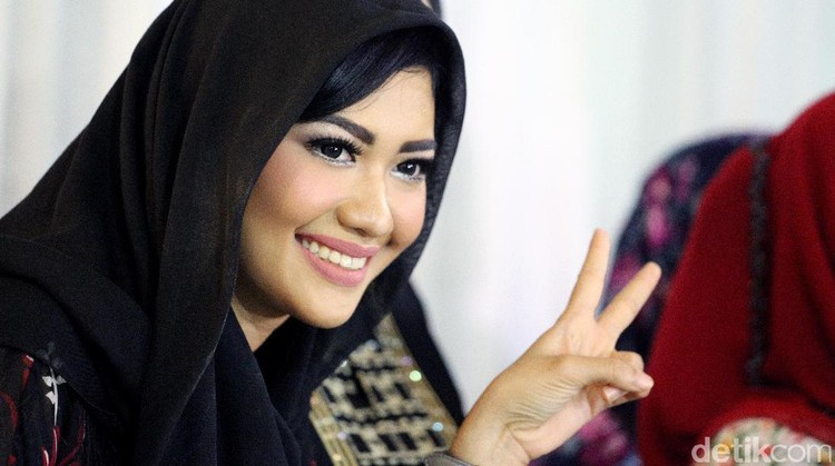 Doa dan dukungan ibu tak akan henti untuk anaknya. Ini pula yang dilakukan ibunda Della Perez saat sang putri tersandung masalah.