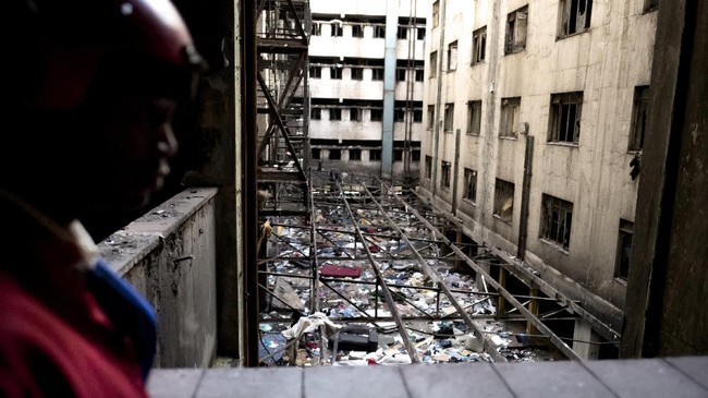 Ketika Apartemen Tua Digusur oleh Ratusan Semut Merah