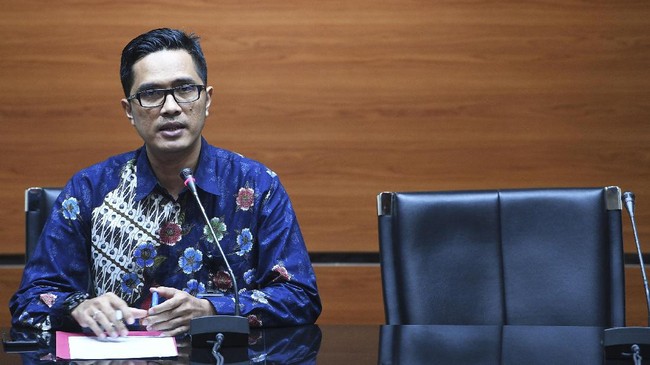 KPK kini tengah melakukan pemeriksaan intensif 15 orang yang diamankan dalam operasi tangkap tangan Bupati Nganjuk Taufiqurrahman.