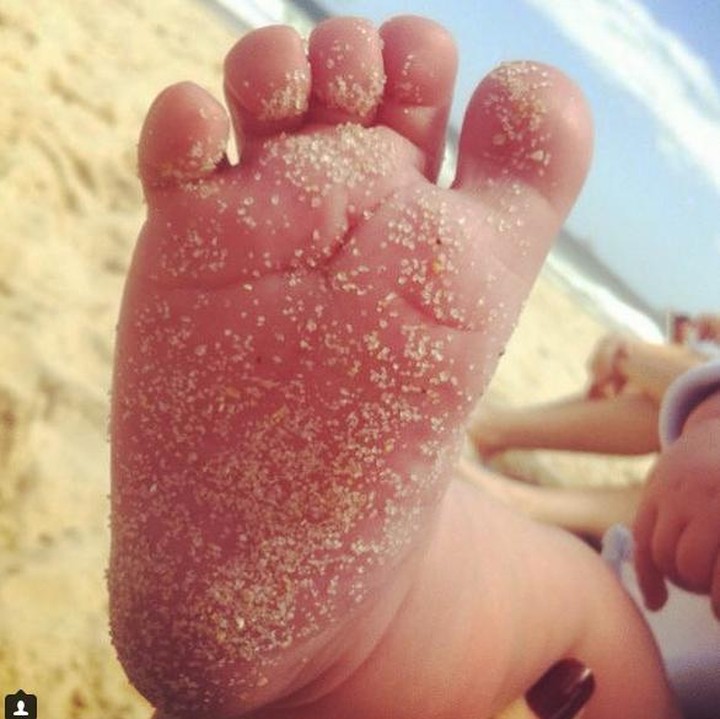 Kalau ini beda lagi. Close up kaki si kecil yang menggemaskan dan kena pasir pantai. Lucu! (Foto: Instagram/ @prasempremae via @baby)