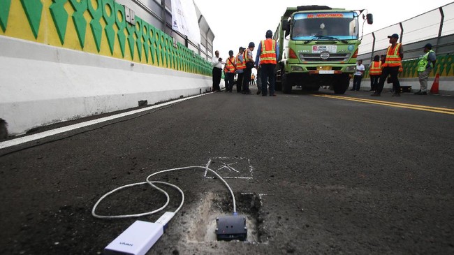 Dua titik yang jadi fokus penyelesaian adalah Halte Cipulir dan Halte Adam Malik. Di Halte Adam Malik, perlu ada pelebaran jalan umum untuk mencegah macet.