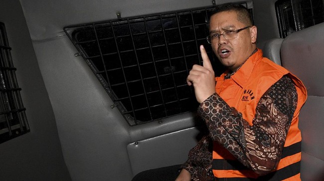 Yudi Widiana Adia, anggota DPR dari Fraksi PKS, sudah dua kali mendapat status tersangka. Yakni, tersangka suap dan pencucian uang.