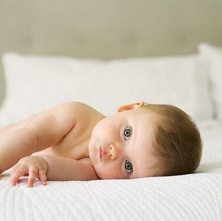 Ekspresi kamu itu lho, Nak. Nggemesin banget. (Foto: Instagram/ @celiasloan via @baby)