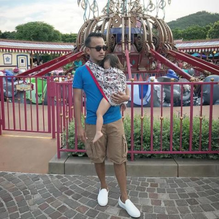 <p>Waktu liburan bersama anak, Ruben Onsu nggak mau ketinggalan momen bareng Thalia. Ruben menggendong Thalia sewaktu jalan-jalan sampai Thalia tertidur lho. Foto: Instagram @ruben_onsu)  </p>
