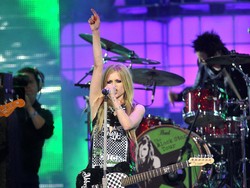 Karena Wabah Corona, Avril Lavigne Sedih Batalkan Tur di Asia