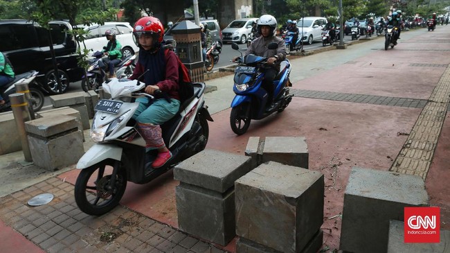 Portal 'S' akan dipasang di trotoar depan Kuningan City, Jaksel, guna mencegah pemakaiannya untuk sepeda motor dan parkir liar.