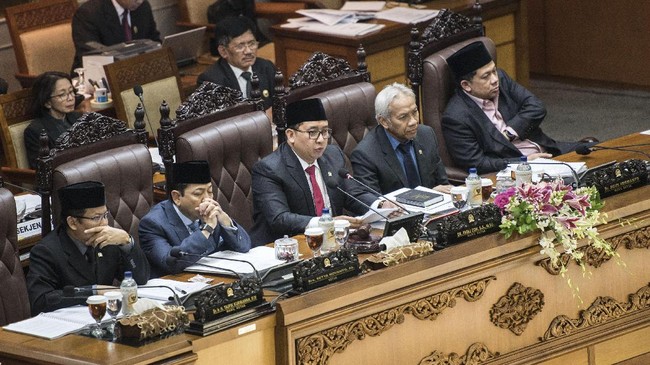 Rapat konsultasi gabungan ini membahas proses penegakan hukum terhadap bakal calon kepala daerah yang mengikuti pilkada serentak 2018.