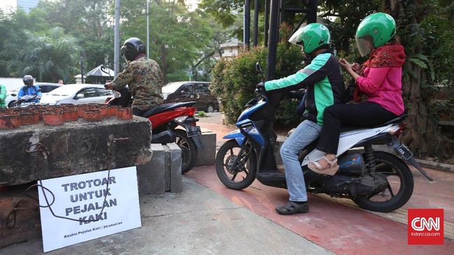 Polisi menghentikan kasus penyerangan pengendara motor di trotoar terhadap pejalan kaki, namun tetap memproses kasus pelanggaran lalu lintasnya.