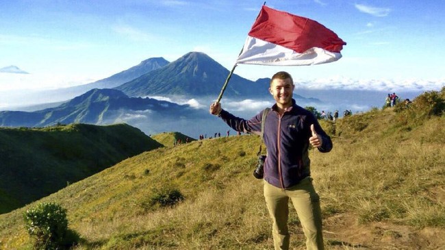 Bermodal US$5 per hari dan tiga baju, Josiah Skeats keliling dunia. Berangkat dari Inggris pada 24 Mei 2015, kini dia sudah sampai di Indonesia.