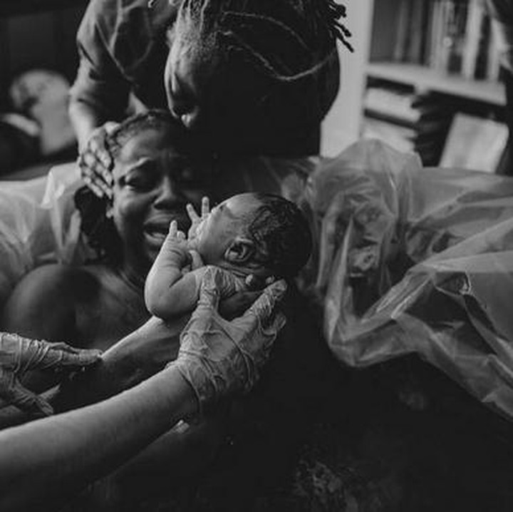 <div>Tangis haru sang Bunda saat si kecil lahir plus kecupan ayah di kening Bunda makin menambah dramatis foto ini ya Bun. (Foto: Instagram/ @zuralagardebirth via @birthwithoutfear)</div><div> </div>