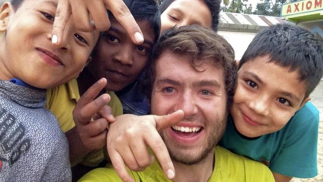 Bermodal US$5 per hari dan tiga baju, Josiah Skeats keliling dunia. Berangkat dari Inggris pada 24 Mei 2015, kini dia sudah sampai di Indonesia.