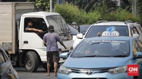 Preman di Bekasi Cium Tangan Anggota Pasukan Katak TNI AL