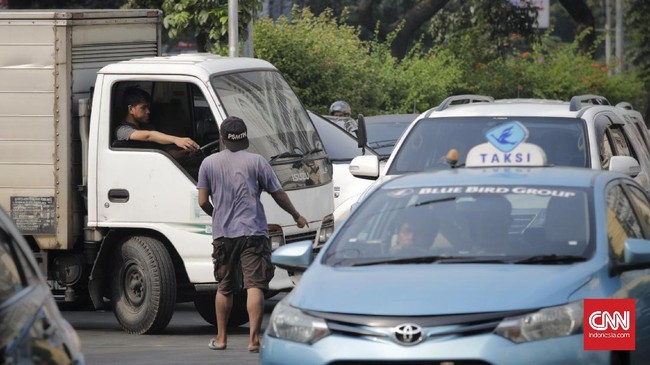Polisi menangkap 30 orang juru parkir liar di Daan Mogot, Jakarta Barat, setelah mendapat laporan perusakan kendaraan oleh para preman yang meminta uang parkir.