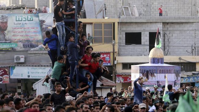 Liga Arab Sebut Israel 'Main Api' di Yerusalem Liga Arab menyebut pada Minggu (23/7) bahwa Israel ‘bermain api’ dengan pemasangan detektor logam yang memicu ketegangan baru di Yerusalem.