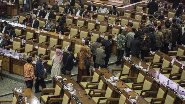 Ratusan anggota DPR dari empat fraksi yakni F-Gerindra, F-PAN, F-PKS dan F-Demokrat meninggalkan ruang sidang sebelum pengesahan RUU Pemilu pada sidang Paripurna DPR ke-32 masa persidangan V tahun sidang 2016-2017 di Kompleks Parlemen Senayan, Jakarta, Jumat (21/7) dini hari. DPR mengesahkan RUU Pemilu menjadi undang-undang setelah melalui mekanisme dan memilih opsi A, yaitu Presidential Threshold sebesar 20 persen kursi DPR atau 25 persen suara nasional. ANTARA FOTO/M Agung Rajasa/wsj/17.