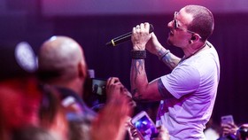 Chester Bennington, dan Keinginan Bunuh Diri Bisa Dihindari