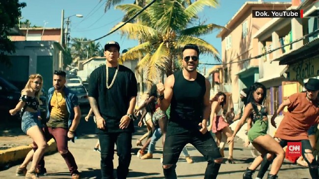 Despacito hanya membutuhkan waktu kurang dari enam bulan untuk diputar tiga miliar kali lebih di YouTube dan jadi video terpopuler sepanjang masa.
