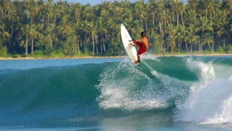 Nias Selatan Kenalkan Pantai Saroke kepada Peselancar