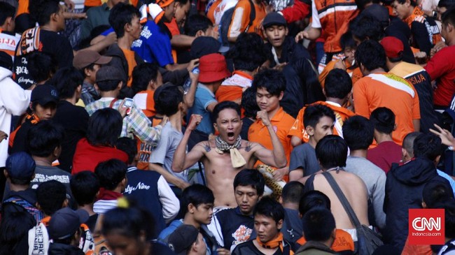 Anak Menpora Imam Nahrawi dipukul oleh oknum The Jakmania usai kedapatan merayakan gol Persebaya ke gawang Persija di Stadion PTIK Jakarta, Selasa (26/6).