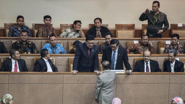 Selain Yasonna Laoly, Gatot Nurmantyo dan Tito Karnavian, Komisi II DPR juga mengundang Kepala BIN Budi Gunawan, dan Menteri Agama Lukman Hakim Saifuddin.