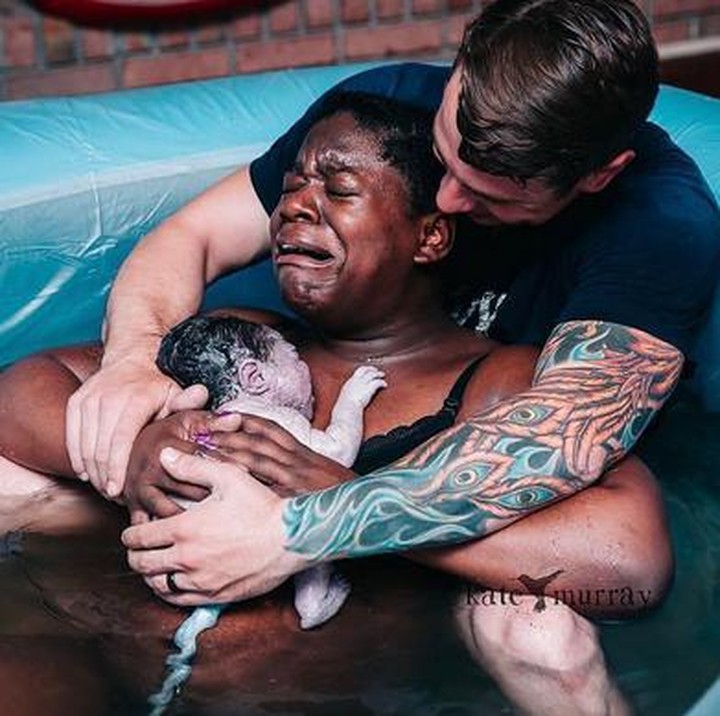 <div>Dengan ditemani sang ayah, si kecil akhirnya lahir melalui prosedur persalinan waterbirth. (Foto: Instagram/ @katemurrayphotography via @birthwithoutfear)</div><div> </div>