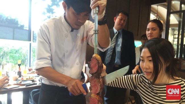 Sensasi makan daging bakar langsung dari 'tusuknya' menjadi pengalaman sendiri saat mencicipi kuliner ala Brasil yang unik