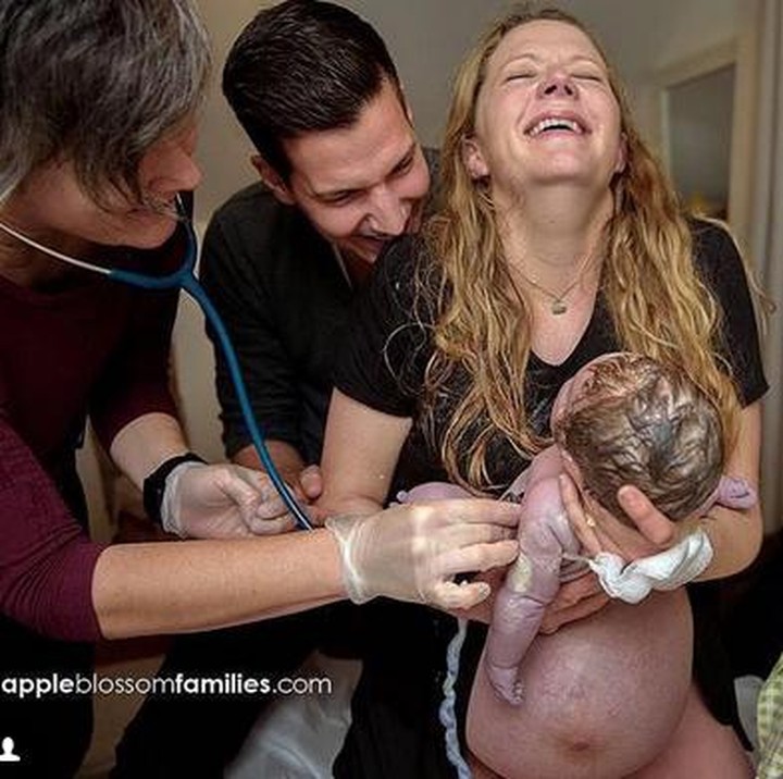 <div>Seperti tak ada kata-kata yang bisa mengungkapkan betapa bahagianya pasangan ini saat si kecil lahir. (Foto: Instagram/ @birthphotographer via @birthwithoutfear)</div><div> </div>
