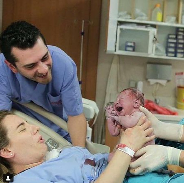 <div>Dari ekspresi ayah dan bunda ini, bahagaia luar biasa terpancar banget ya Bun dari wajah mereka. (Foto: Instagram/ @kisabifilm via @birthwithoutfear)</div><div> </div>