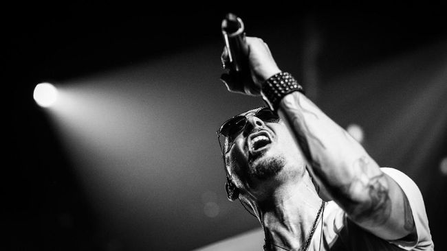 Jagat maya gempar ketika mendapati fakta bahwa Chester Bennington ditemukan tewas di hari ulang tahun Chris Cornell yang juga meninggal dunia akibat bunuh diri.