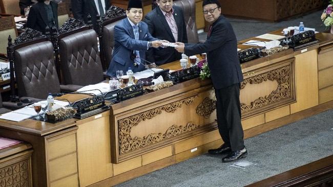 Legal standing hanya dimiliki oleh pihak di luar partai di DPR yang tidak terlibat langsung dalam penyusunan suatu undang undang.