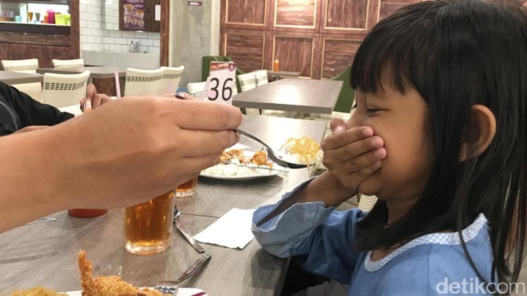 Waktu diajak bepergian, anak jadi nggak mau makan nih. Duh, kenapa ya?