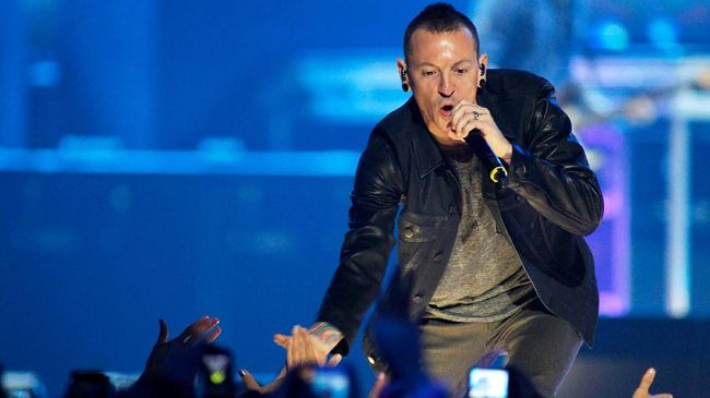 Linkin Park memberikan 'tribute' dalam rangka memperingati satu tahun meninggalnya vokalis mereka, Chester Bennington.
