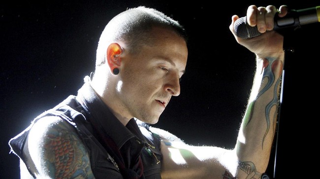 Chester Bennington membuat lagu-lagu yang gelap, tapi juga menceritakan perjuangannya untuk bangkit, lewat musik di Linkin Park.