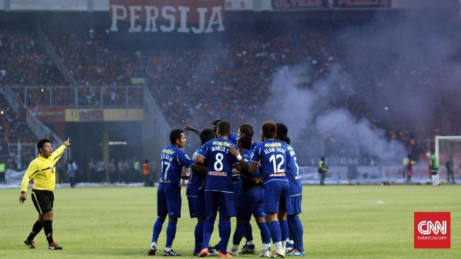 Sebanyak 15 klub mengancam mundur dari Liga 1 karena PT LIB dinilai tak transparan. Persib menegaskan ingin netral dan tak mau mengikut.