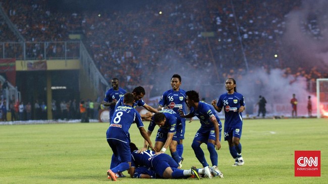 Peserta polling CNNIndonesia.com menjagokan Persib Bandung dalam duel panas kontra Persija Jakarta di Stadion GBLA, Sabtu (22/7) nanti malam.