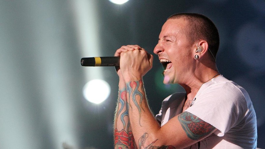 TOKYO - JULY 07:  Chester Bennington of Linkin Park  performs on stage at the Tokyo leg of the Live Earth series of concerts, at Makuhari Messe, Chiba on July 7, 2007 in Tokyo, Japan. Launched by former US Vice President Al Gore to combat Global Warming, the concert is one of a series taking place over a 24-hour period on July 7 across seven continents.  (Photo by Junko Kimura/Getty Images)